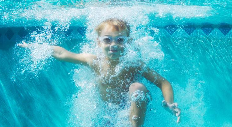 evita-contagios-de-infecciones-en-las-piscinas